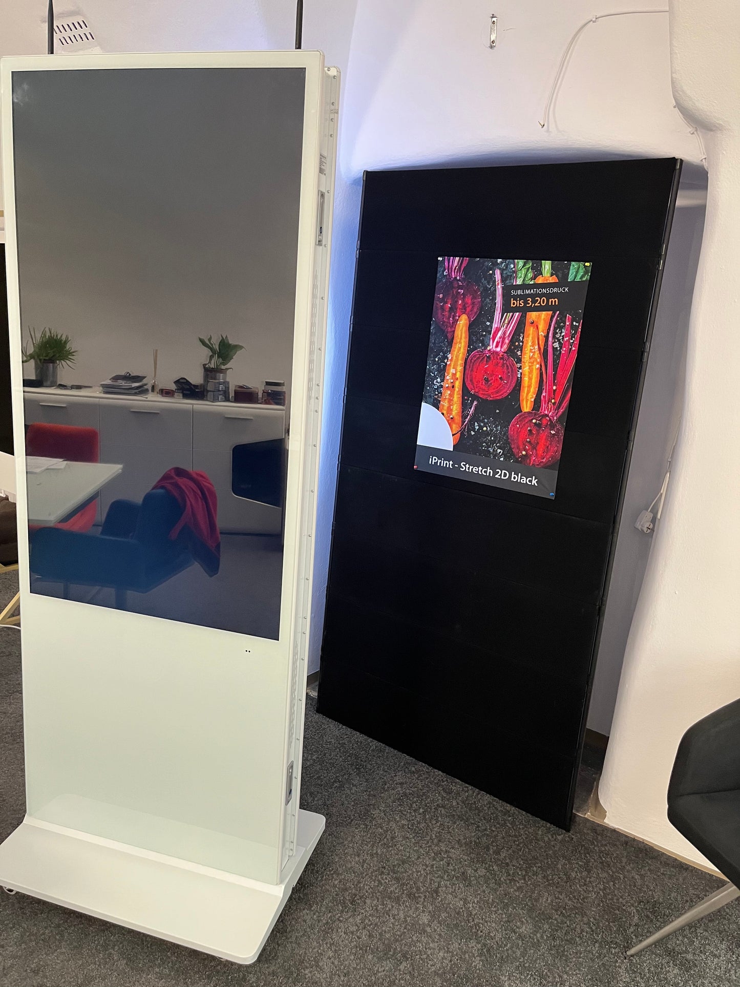 Doppelseitige Infostele 55 Zoll mit Android und Media Player