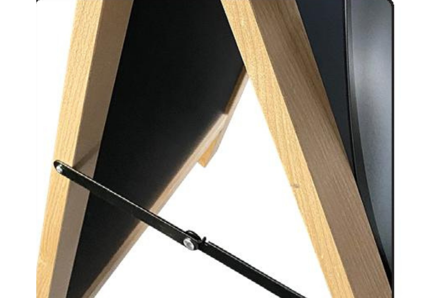Kundenstopper aus Holz mit schwarzer Metalltafeln - modularedisplays.com
