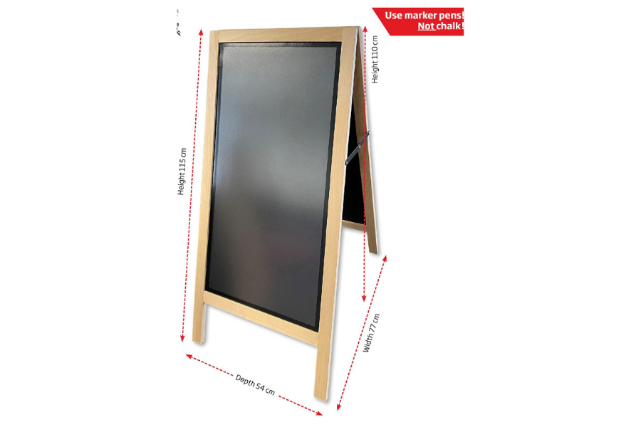 Kundenstopper aus Holz mit schwarzer Metalltafeln - modularedisplays.com