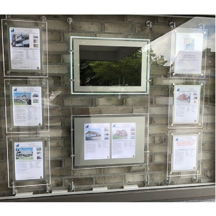 Schaufenster Display mit LED Acryl- Taschen und Mediaplayer 22 Zoll - modularedisplays.com