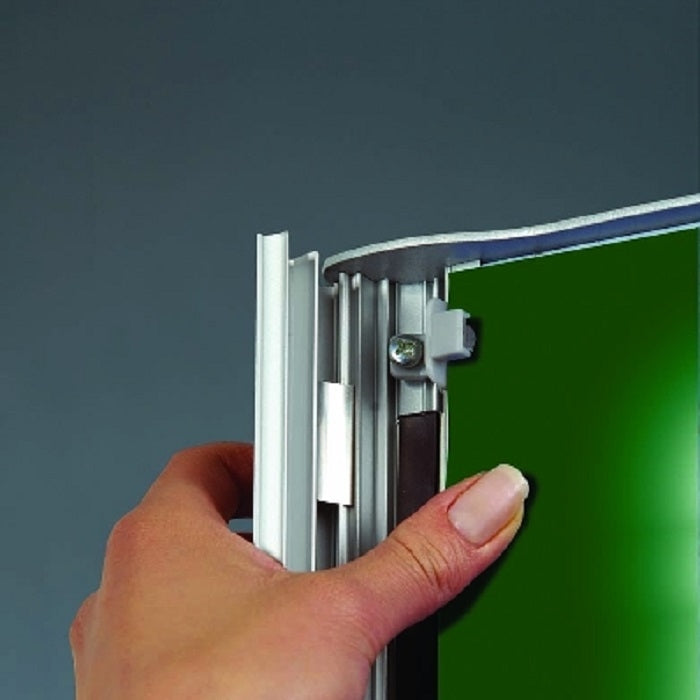 Freistehende Gewölbte Leuchtsäule 600 x 1700mm - modularedisplays.com